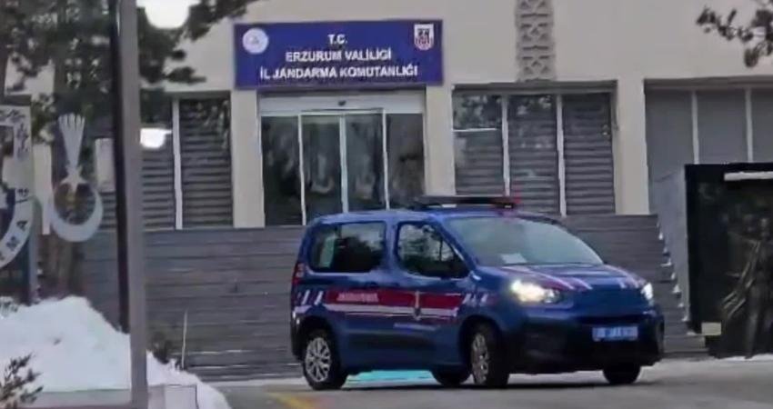 Jandarma Genel Komutanlığı: 12 il merkezli düzenlenen operasyonlarda 60 şüpheli tutuklandı Jandarma Genel Komutanlığı, 12 il merkezli "nitelikli dolandırıcılık, banka veya