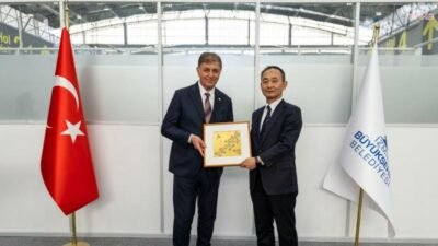 Japonya’nın İstanbul Başkonsolosu Iwama Ryoji, İzmir Büyükşehir Belediye Başkanı Cemil