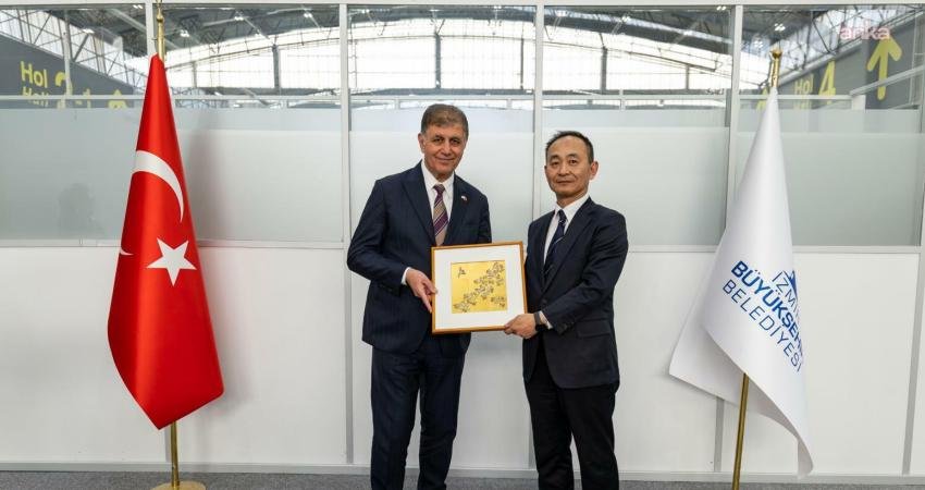 Japonya’nın İstanbul Başkonsolosu Iwama Ryoji, İzmir Büyükşehir Belediye Başkanı Cemil