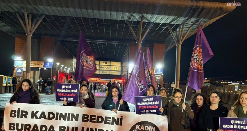 Kadın Cinayetlerini Durduracağız Platformu’ndan Adalet Bakanı Tunç’a: Aydınlatılmayan 297 şüpheli kadın ölümünün etkin soruşturulmasına dair ne yaptığını ya da ne yapmadığını açıklayacak mısın?” Kadın Cinayetlerini Durduracağız Platformu, dün sabah Karaköy’de denizde bir kadının cansız