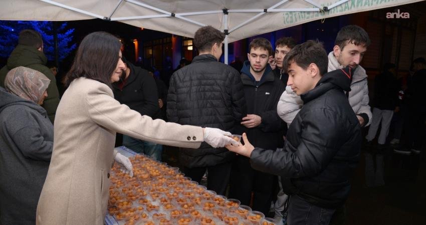 Kahramankazan Belediyesi, Berat Kandili dolayısıyla vatandaşlara lokma ikramında bulundu.