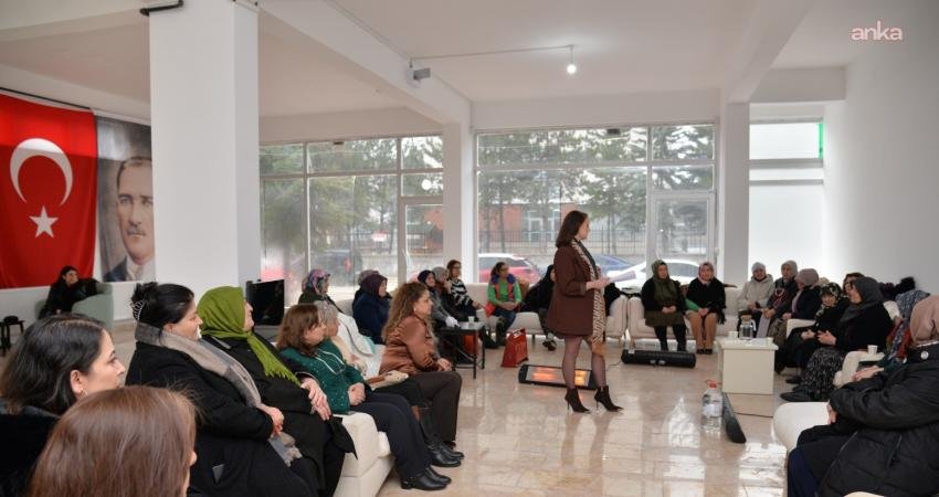 Kahramankazan Belediyesi’nin ev sahipliğinde gerçekleştirilen “Kadın Olmak” semineri, ilçeli kadınların