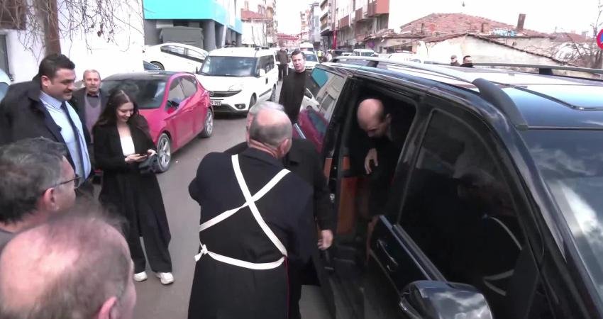 Kalecik’te “Hamsi Şöleni”… Mansur Yavaş: “Kalecik’i turizmin merkezi yapmak istiyoruz” Kalecik Belediyesi tarafından düzenlenen “Hamsi Şöleni”ne katılan Ankara Büyükşehir Belediye