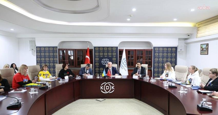 Kamu Başdenetçisi Akarca, Ukraynalı savaş esirlerinin aileleriyle görüştü Kamu Başdenetçisi Mehmet Akarca, Ukraynalı savaş esirlerinin aileleriyle bir araya