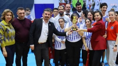 Karabağlar Belediyesi’nin düzenlediği Sömestr Spor Şenliği, İhsan Alyanak Spor Salonu’nda,