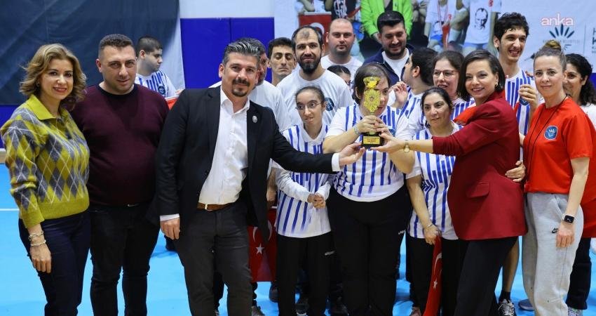 Karabağlar Belediyesi’nin düzenlediği Sömestr Spor Şenliği, İhsan Alyanak Spor Salonu’nda,