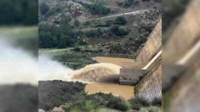 İzmir genelinde etkisini artıran sağanak yağış, birçok ilçede su baskınlarına