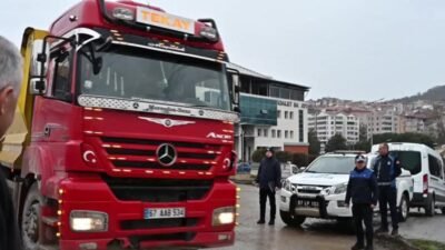 Zonguldak'ın Karadeniz Ereğli ilçesinde liman inşaatına hafriyat taşıyan kamyonların yolları
