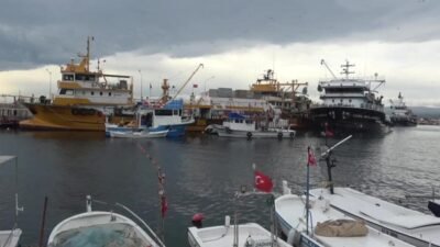 Karadeniz'de fırtına uyarısı sonrası, uluslararası taşımacılık yapan yük gemileri, Sinop'un