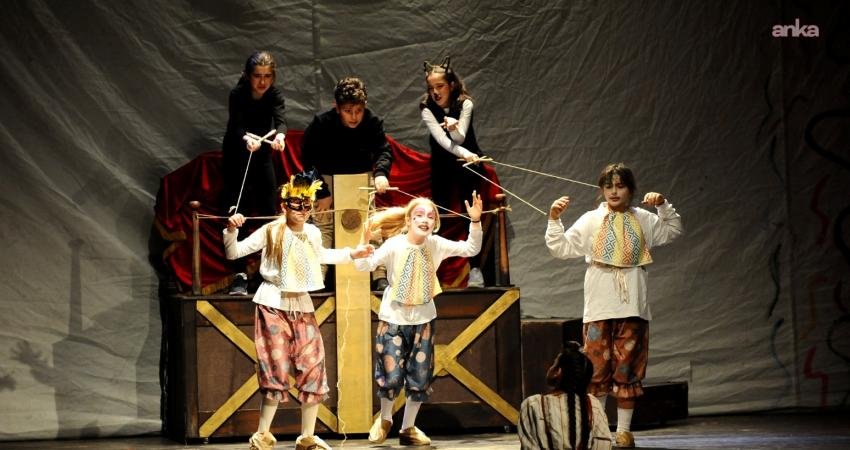 Karşıyaka Belediye Tiyatrosu, 2025-2026 sezonu kapsamında yetişkinler ve çocuklara yönelik