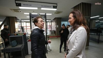 Karşıyaka Belediye Başkanı Yıldız Ünsal, ana hizmet binasının girişinde çalışanları