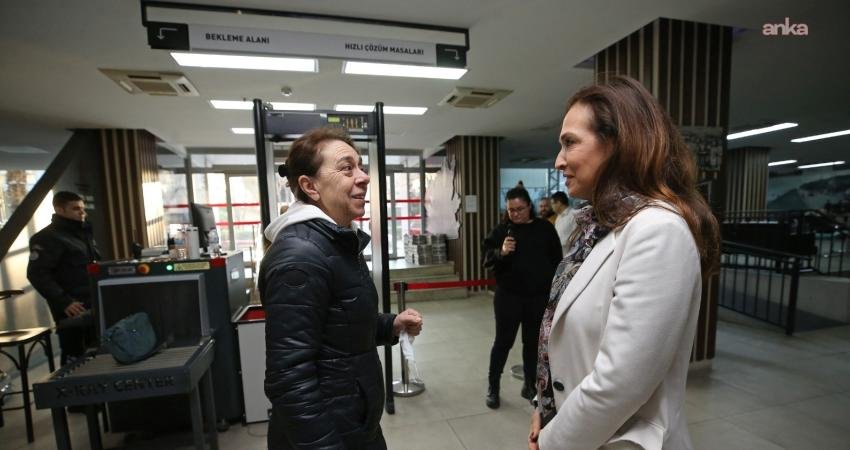 Karşıyaka Belediye Başkanı Yıldız Ünsal, ana hizmet binasının girişinde çalışanları