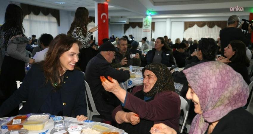 Karşıyaka Belediyesi, Ramazan ayının ilk iftar organizasyonunda Cumhuriyet Mahallesi’nde yaşayan