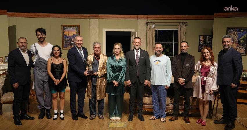 Kartal’da kahkaha dolu gece: “Altı Kişiye Pijama” sahnelendi Kartal Belediyesi, şubat ayı kültür sanat etkinlikleri kapsamında tiyatroseverleri Soğanlık