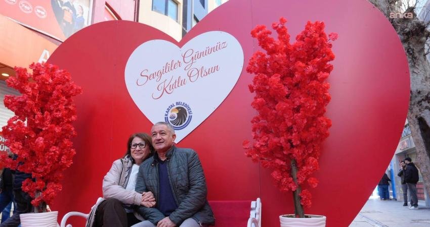 Kartal, 14 Şubat Sevgililer Günü’nü Kartal Belediyesi’nin Ankara Caddesi’nde düzenlediği