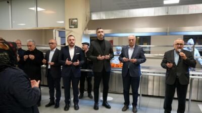 Kartallı vatandaşlar, Hızır Orucu’nun ilk günü dolayısıyla Kartal Cemevi’nde bir