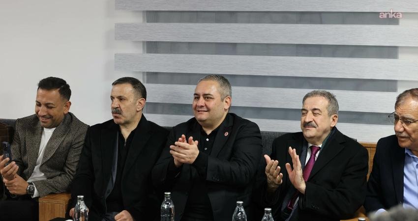 Keçiören Belediye Başkanı Mesut Özarslan, Âşıklar Kıraathanesi’nde düzenlenen âşık buluşmasında