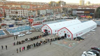 Keçiören Belediyesi, ilçenin 18 farklı noktasında kurduğu iftar sofralarında her