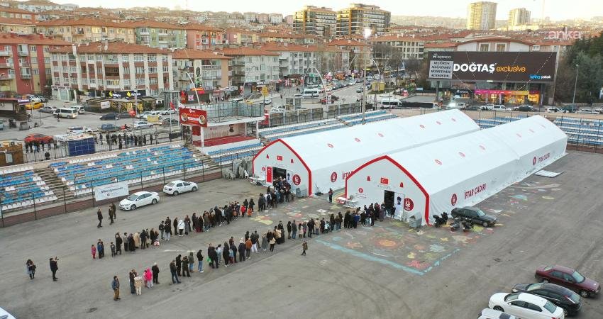 Keçiören Belediyesi, her gün binlerce vatandaşı iftar sofralarında ağırlıyor Keçiören Belediyesi, ilçenin 18 farklı noktasında kurduğu iftar sofralarında her