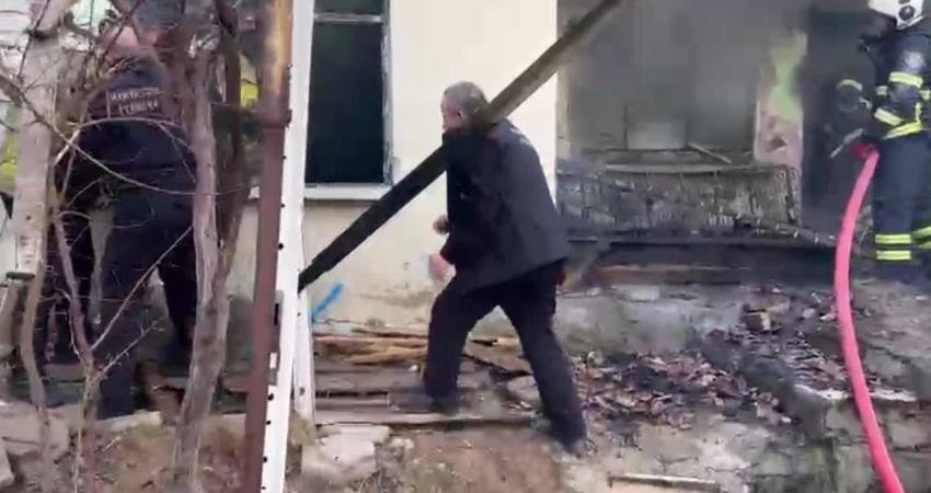 Kırıkkale’de müstakil evde yangın: 1 ağır yaralı Kırıkkale’de müstakil evde çıkan yangında dumandan etkilenen 1 kişi ağır