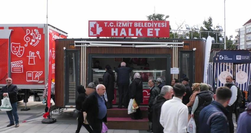 Kocaeli’de ucuz et kuyruğuna giren emekliler: “Millet boşuna mı kuyruğa giriyor; ‘100 lira, 10 tane ekmektir’ diyor. Yoksulun ayak sesleri” Kocaeli’nde İzmit Belediyesi’nin kıymanın kilosunu 600, kuşbaşını 675 liraya sattığı