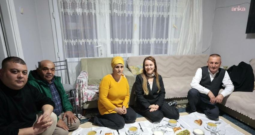 Konak Belediye Başkanı Mutlu, Olgaç ailesinin iftar sofrasına konuk oldu Konak Belediye Başkanı Nilüfer Çınarlı Mutlu, Zeytinlik Mahallesi’nde otizmli iki