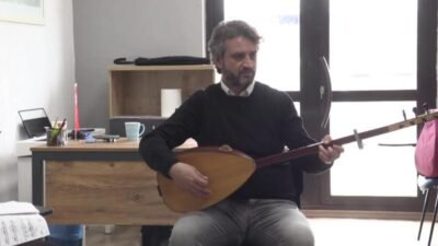 Konak Belediyesi’nin Toros Sosyal Tesisleri’nde devam eden ücretsiz bağlama kursuna