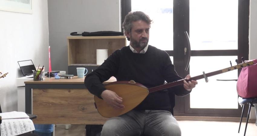 Konak Belediyesi’nin Toros Sosyal Tesisleri’nde devam eden ücretsiz bağlama kursuna