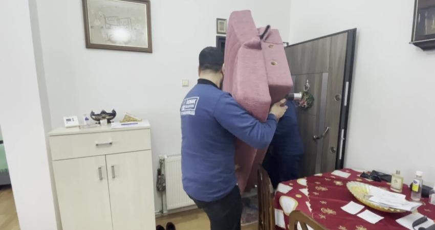 Konak’ta eşya dayanışması: Bağışlar ihtiyaç sahiplerine ulaştırılıyor Konak Belediyesi, vatandaşların kullanmadıkları ikinci el ev eşyalarını evlerinden alarak