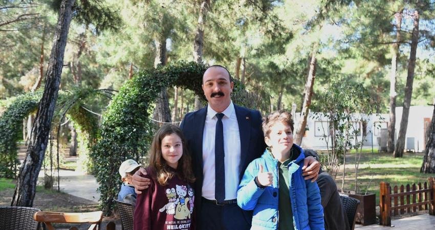 Konyaaltı Belediye Başkanı Kotan: “Bizim belediyecilik anlayışımızın merkezinde insan var” Konyaaltı Belediye Başkanı Cem Kotan, HayatPark’ta vatandaşlarla bir araya geldi.