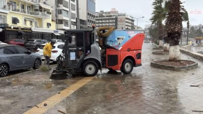 Kuşadası Belediyesi Temizlik İşleri Müdürlüğü ekipleri, kentte etkili olan sağanak