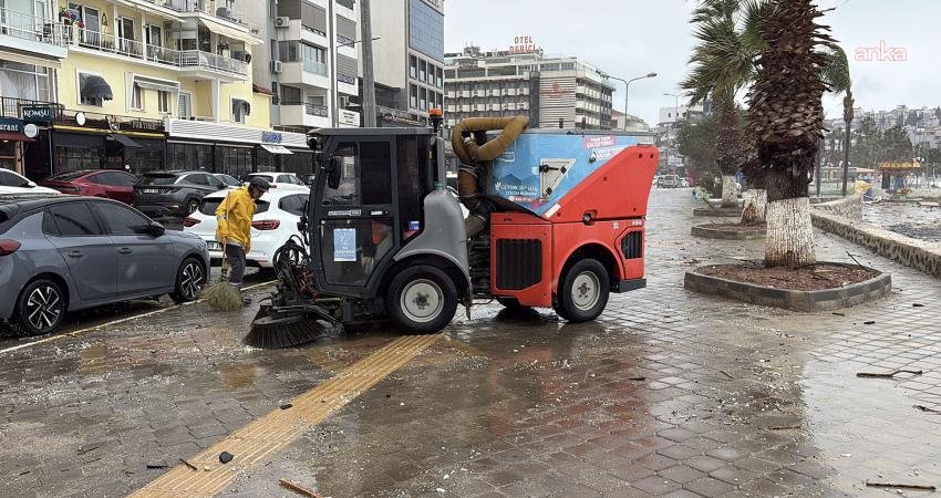 Kuşadası Belediyesi Temizlik İşleri Müdürlüğü ekipleri, kentte etkili olan sağanak