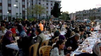 Kuşadası Belediyesi, ramazan ayı boyunca ilçenin farklı noktalarında kuracağı iftar