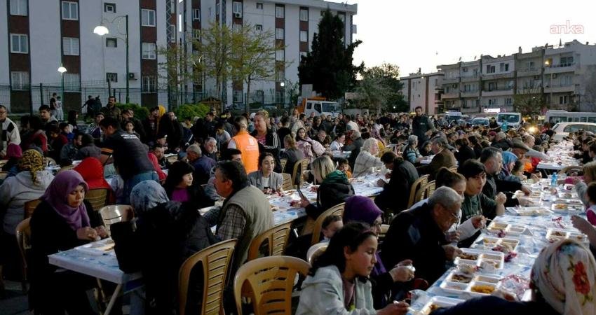 Kuşadası Belediyesi, ramazan ayı boyunca ilçenin farklı noktalarında kuracağı iftar