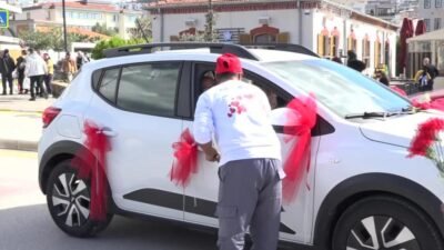  Kuşadası Belediyesi Temizlik İşleri Müdürlüğü ekipleri, "sevgi" temasıyla özel olarak
