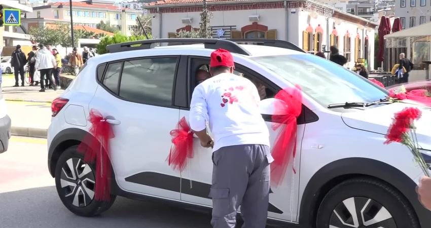 Kuşadası Belediyesi Temizlik İşleri ekipleri, vatandaşlara karanfil dağıttı Kuşadası Belediyesi Temizlik İşleri Müdürlüğü ekipleri, "sevgi" temasıyla özel olarak