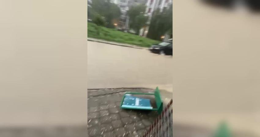 Kuşadası Belediyesi, yoğun yağışa karşı tüm birimleriyle sahadaydı Kuşadası Belediyesi, Meteoroloji Genel Müdürlüğü’nün Kıyı Ege için yaptığı sarı