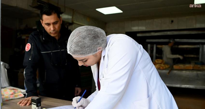Kuşadası Belediyesi’nden fırınlarda ramazan denetimi Kuşadası Belediyesi, ramazan ayı dolayısıyla ilçedeki fırınlarda gramaj ve fiyat