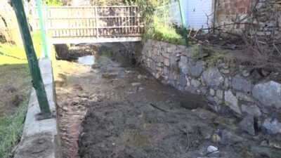 Kuşadası Belediyesi tarafından Kirazlı Mahallesi’nden geçen derede yapılan kapsamlı temizlik