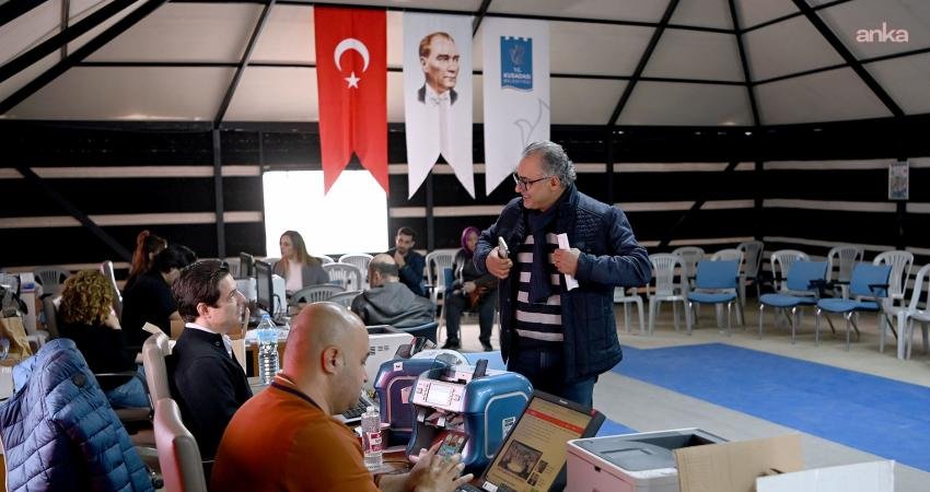 Kuşadası Belediyesi’nin Yörük Hizmet Çadırı’na gelen vatandaşlar Emlak Servisi, Vezne,