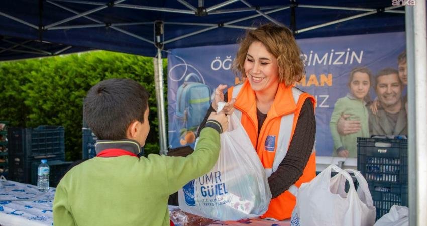 Kuşadası Belediyesi tarafından ihtiyaç sahibi ailelerin okula giden 6-14 yaş