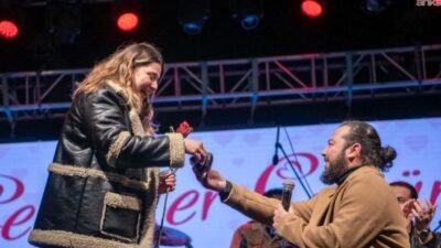 Kuşadası Belediyesi tarafından 14 Şubat Sevgililer Günü dolayısıyla düzenlenen "Eliz