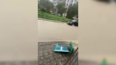 Aydın’ın Kuşadası ilçesinde etkili olan sağanak yağışta cadde ve sokaklar