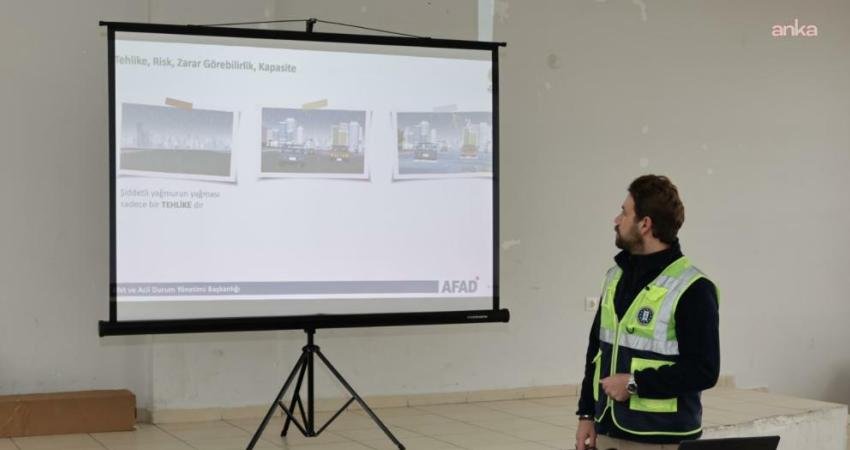 Kütahya Belediyesi’nden ramazan ayına özel eğitim programı Kütahya Belediyesi'nin Mehmet Akif Ersoy Sosyo-Kültür Merkezi’nde düzenlediği Ramazan Eğitim