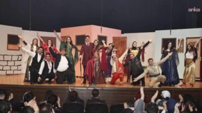 Kütahya’da “7 Kocalı Hürmüz” oyununa yoğun ilgi Kütahya Belediyesi Şehir Tiyatrosu'nun sahnelediği "7 Kocalı Hürmüz" oyununa sanatseverler