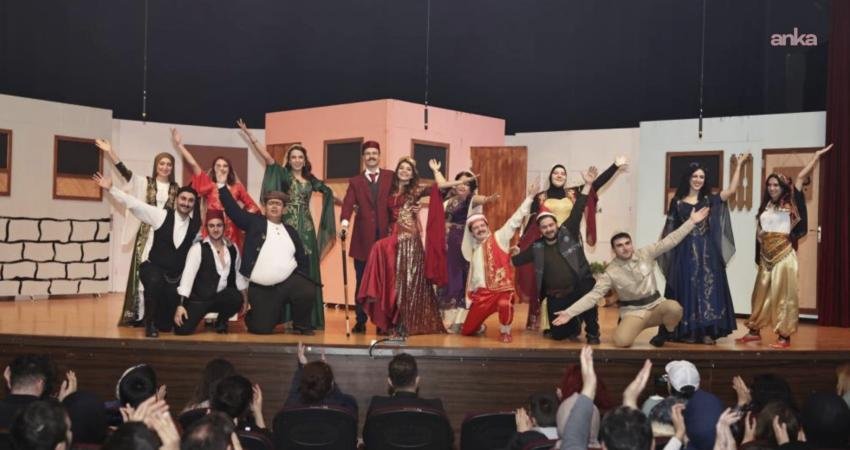 Kütahya’da “7 Kocalı Hürmüz” oyununa yoğun ilgi Kütahya Belediyesi Şehir Tiyatrosu'nun sahnelediği "7 Kocalı Hürmüz" oyununa sanatseverler