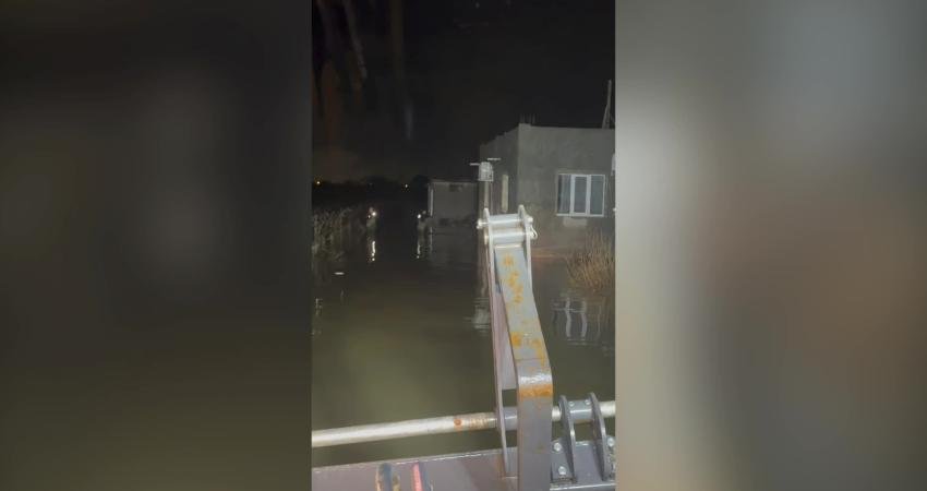 Mahsur kalan aileyi Manisa İtfaiyesi kurtardı Manisa Büyükşehir Belediyesi İtfaiye Dairesi Başkanlığı ekipleri, kentte etkili olan