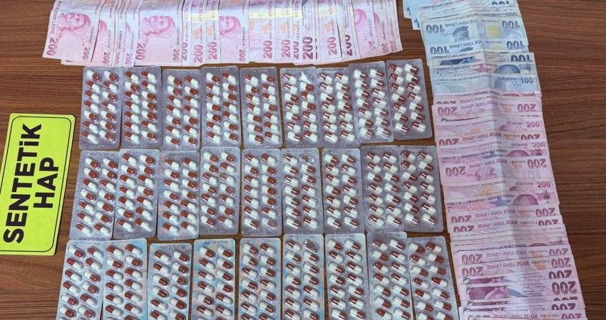 Malatya’da aranan hükümlü uyuşturucu operasyonunda yakalandı Malatya’da sokak satıcılarına yönelik operasyonda 3 şüpheli gözaltına alınırken, çeşitli