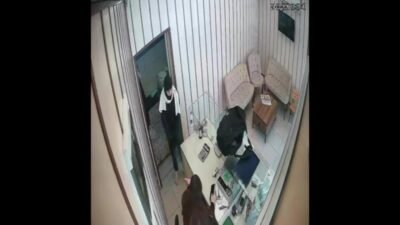 Malatya’nın Battalgazi ilçesinde, bir kuyumcuya silahla giren maskeli kişi, iş