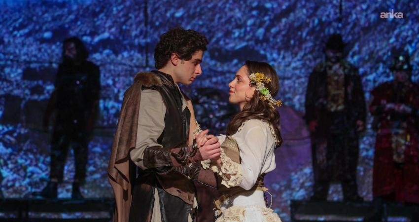 Maltepe Belediye Tiyatrosu, 17’nci sezonunda perdelerini “Hamlet” ile açtı. Gösterim